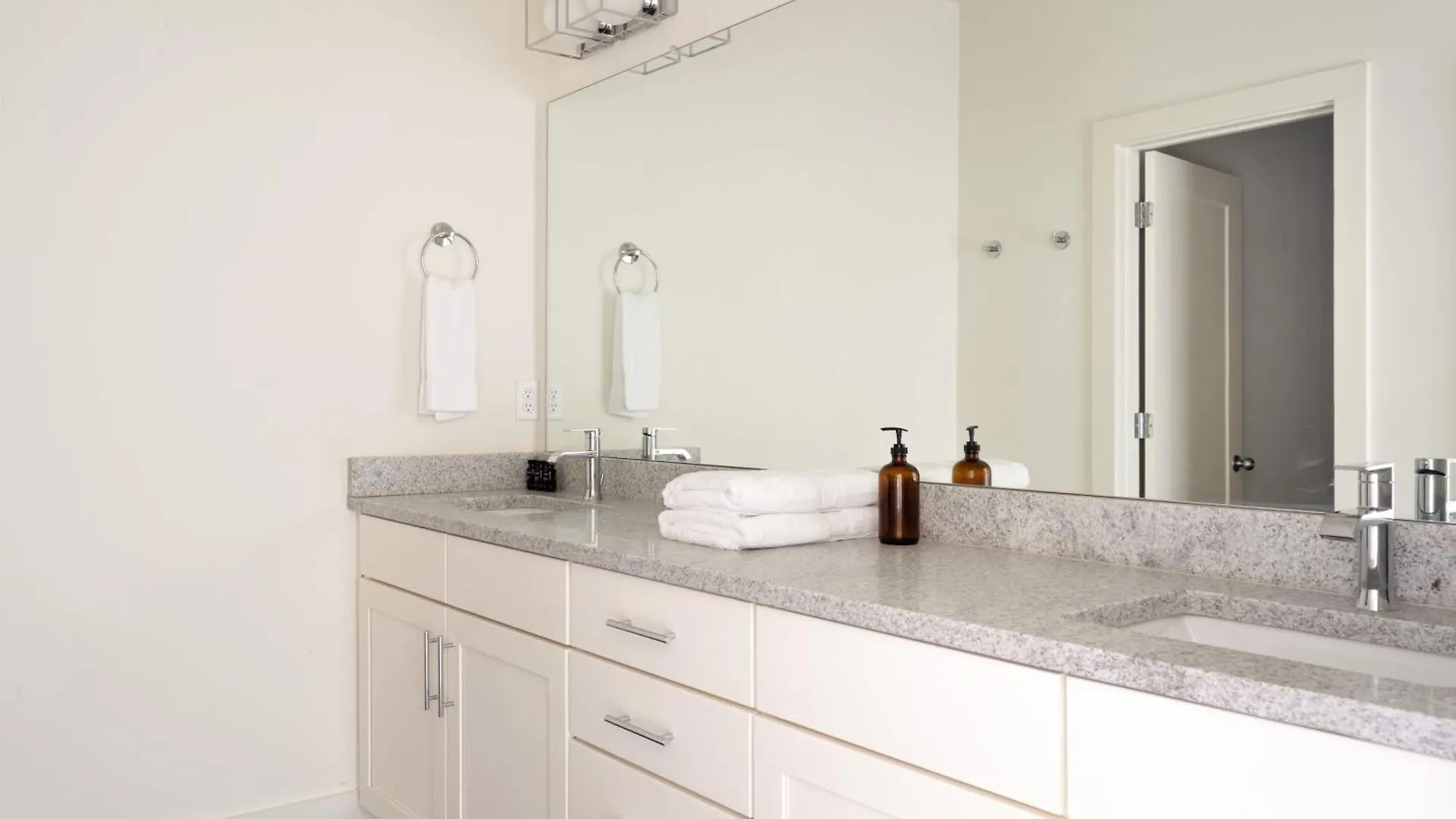 Hart Suite Buyout 7 By Avantstay Two Nashville Town Houses W Stunning Amenities Design Apartment